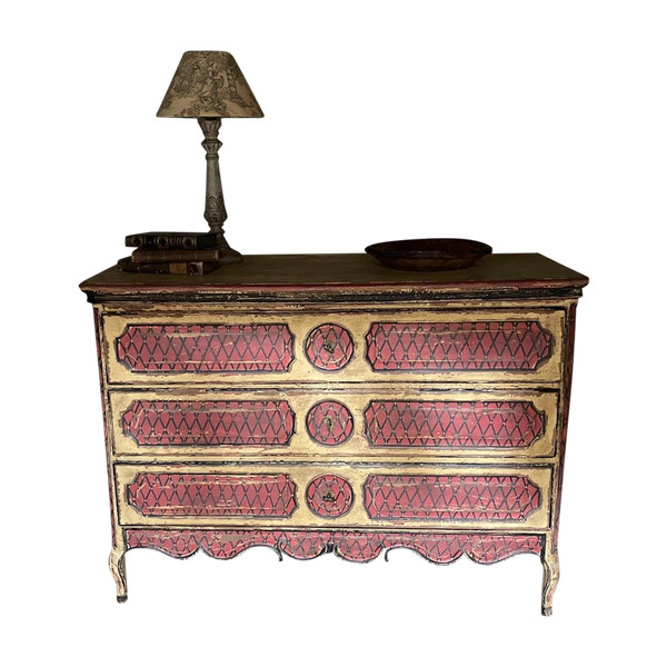 Commode Louis XV en bois patine datant du 18e siècle 