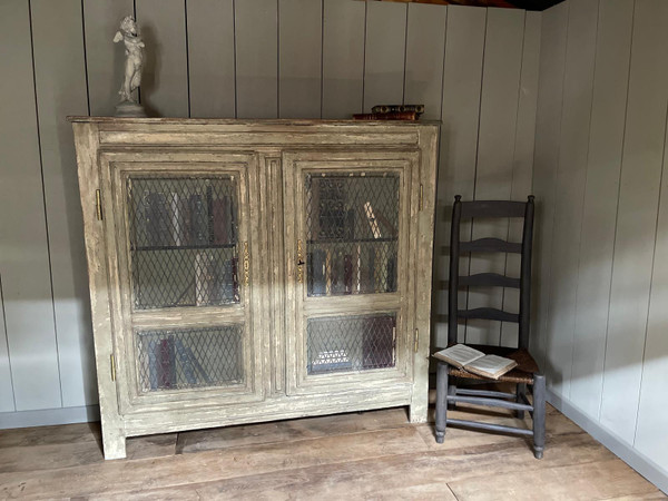 Bibliothèque en bois patine datant de la fin du 19 e siècle avec trompe l’oeil