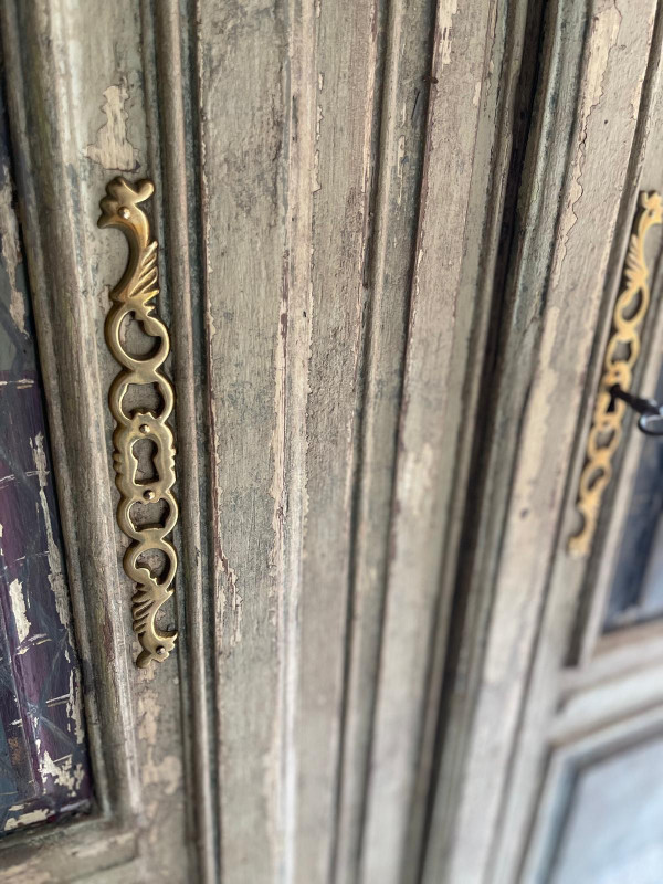 Bibliothèque en bois patine datant de la fin du 19 e siècle avec trompe l’oeil