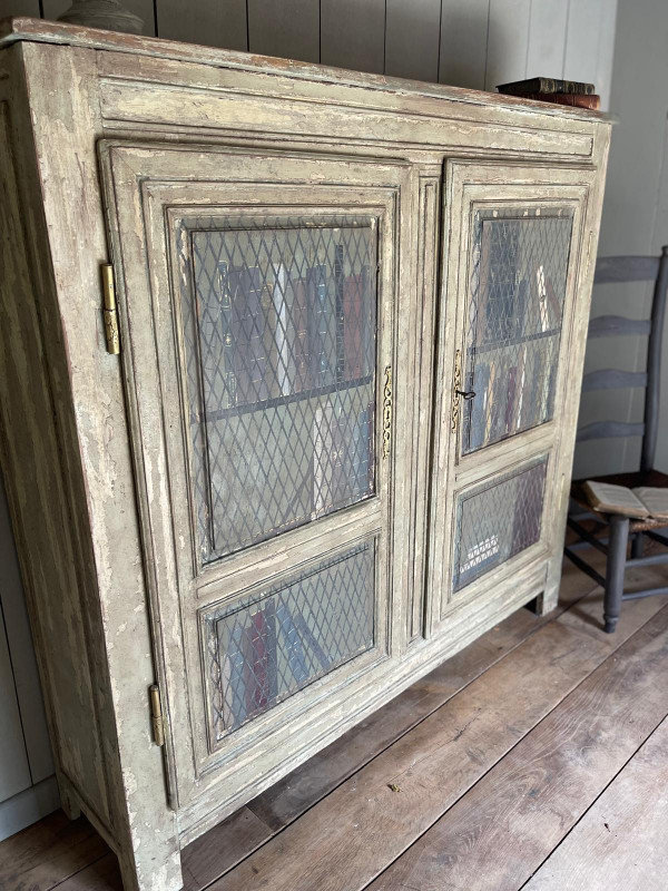 Bibliothèque en bois patine datant de la fin du 19 e siècle avec trompe l’oeil