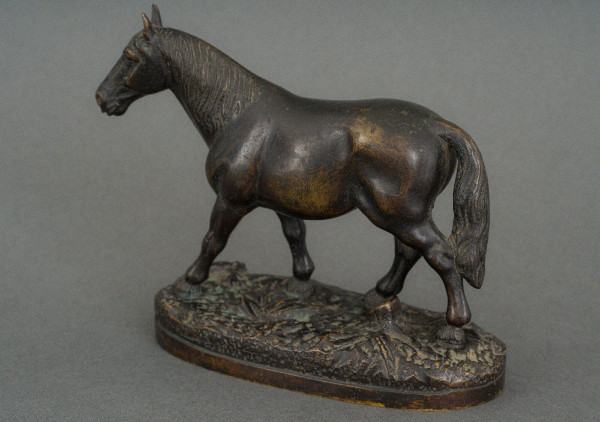 Cavallo da tiro in bronzo del XIX secolo con patina marrone scuro