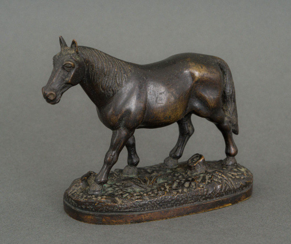 Cavallo da tiro in bronzo del XIX secolo con patina marrone scuro