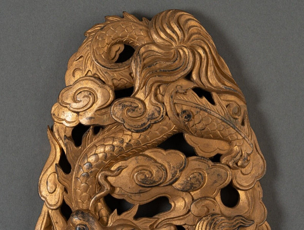 Geschnitztes vergoldetes Holzpaneel mit Drachendekor China Indochina XIX.