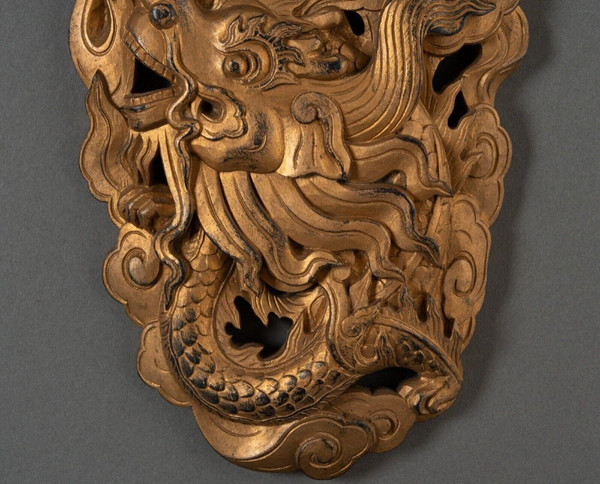 Geschnitztes vergoldetes Holzpaneel mit Drachendekor China Indochina XIX.