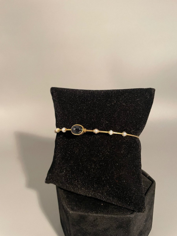 18 Ct Gold Bracelet Set With 7 Pearls And A Cabochon Sapphire