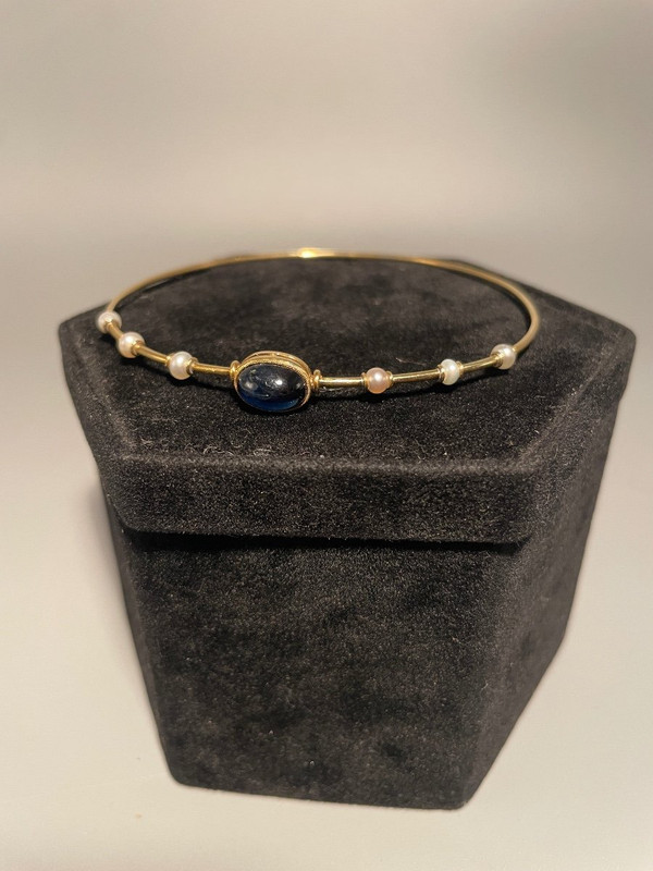 18 Ct Gold Bracelet Set With 7 Pearls And A Cabochon Sapphire