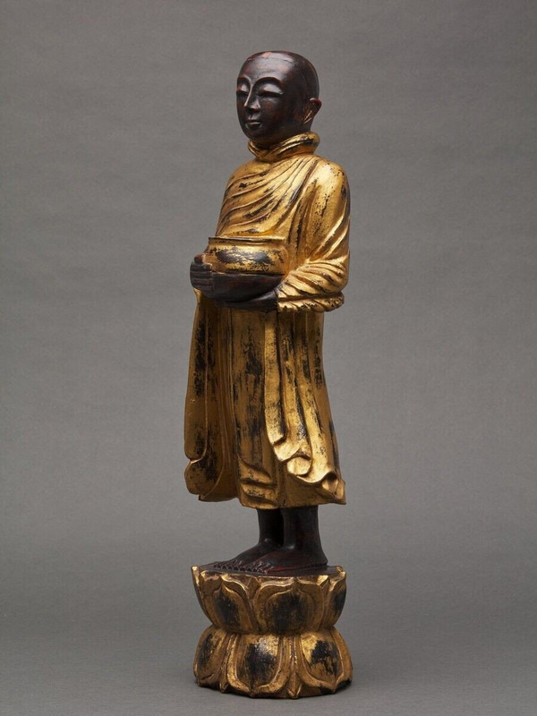 Soggetto di Buddha in legno intagliato e dorato in policromia, fine XIX secolo
