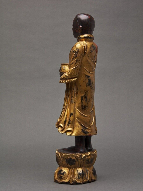 Soggetto di Buddha in legno intagliato e dorato in policromia, fine XIX secolo