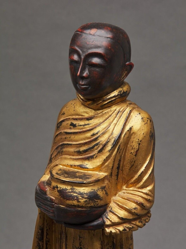 Soggetto di Buddha in legno intagliato e dorato in policromia, fine XIX secolo