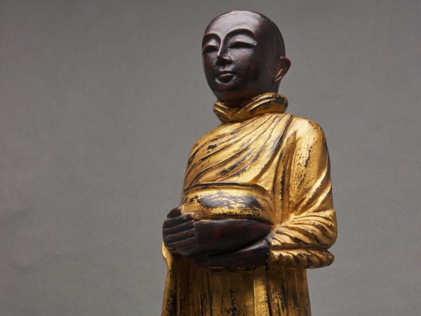 Soggetto di Buddha in legno intagliato e dorato in policromia, fine XIX secolo