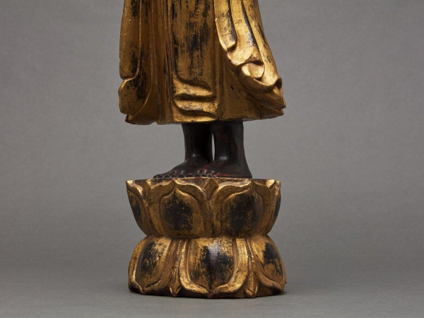 Soggetto di Buddha in legno intagliato e dorato in policromia, fine XIX secolo