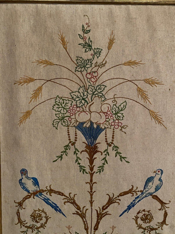 1900 Pannello ricamato in stile Luigi XVI con decoro di uccelli e cornice a baguette