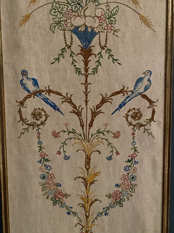 1900 Pannello ricamato in stile Luigi XVI con decoro di uccelli e cornice a baguette