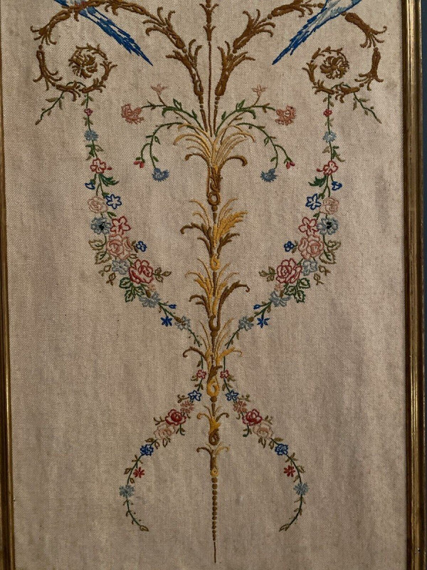 1900 Pannello ricamato in stile Luigi XVI con decoro di uccelli e cornice a baguette