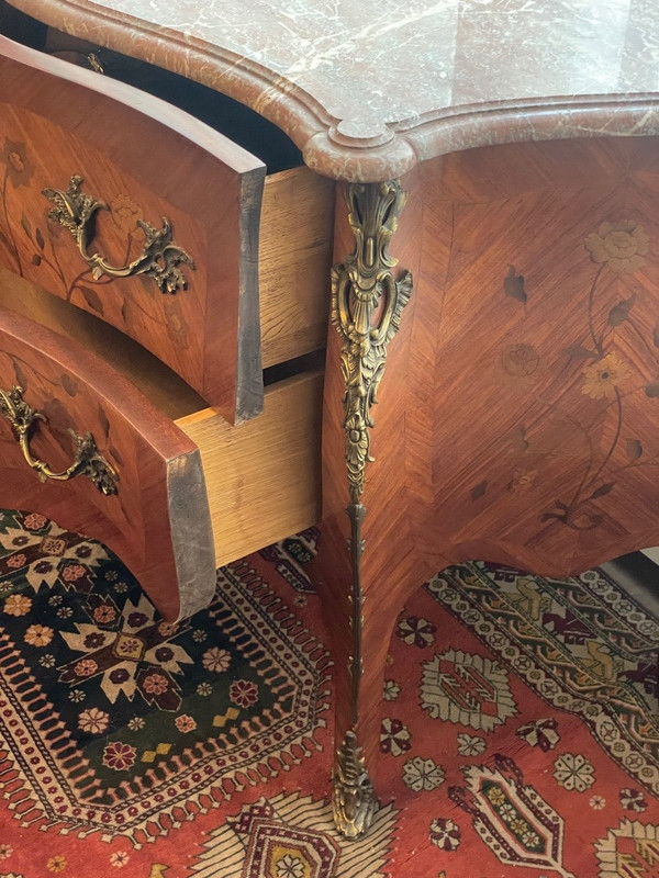 Cassettone curvo in stile Luigi XV Legno di palissandro e intarsi floreali