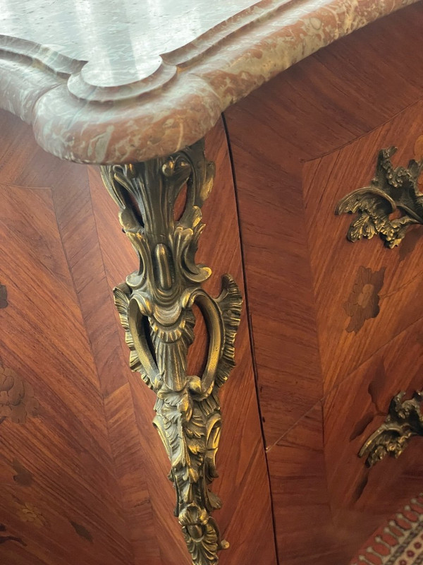 Cassettone curvo in stile Luigi XV Legno di palissandro e intarsi floreali