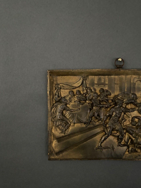 Rundplastisches Bronzebasrelief aus dem 19. Jahrhundert mit einer römischen Szene