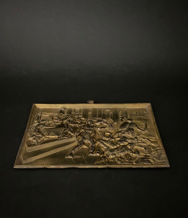 Rundplastisches Bronzebasrelief aus dem 19. Jahrhundert mit einer römischen Szene