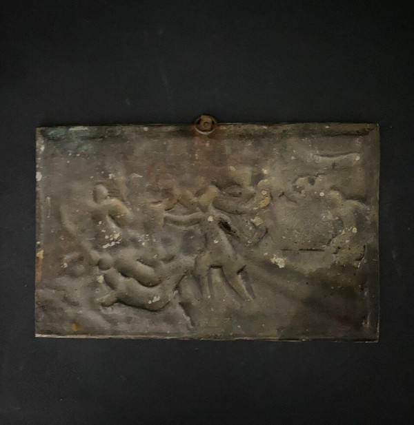 Rundplastisches Bronzebasrelief aus dem 19. Jahrhundert mit einer römischen Szene