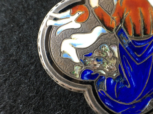 Spilla in argento cloisonné del XIX secolo 22 g, marchio del granchio Vergine Maria e colomba