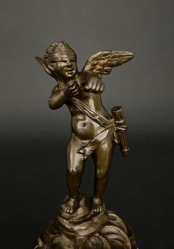 Bronzestatuette des Amors aus dem 19. Jahrhundert auf Onyxsockel