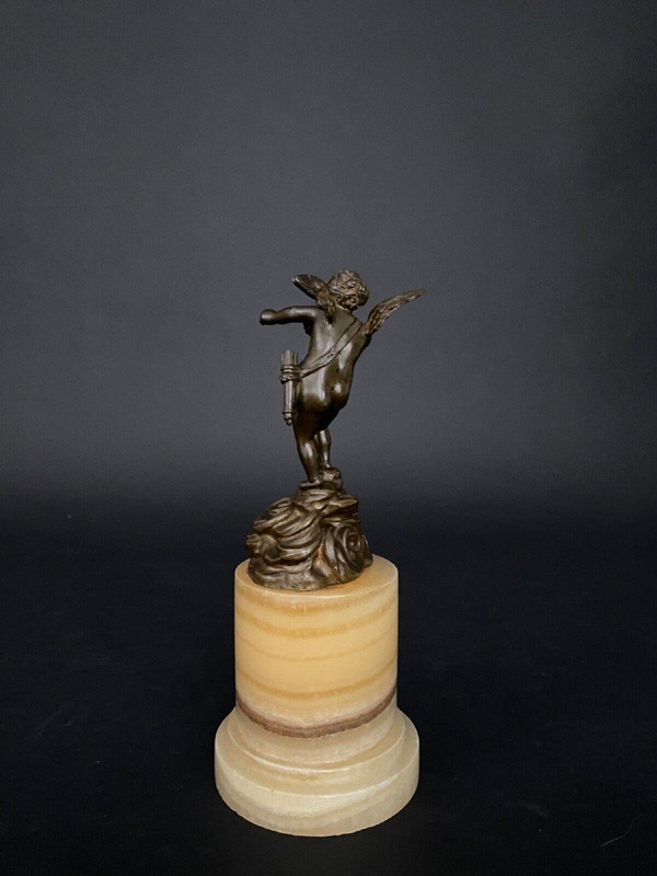 Bronzestatuette des Amors aus dem 19. Jahrhundert auf Onyxsockel