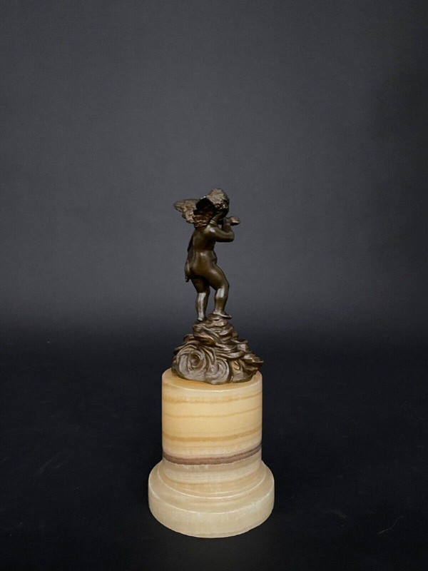 Bronzestatuette des Amors aus dem 19. Jahrhundert auf Onyxsockel