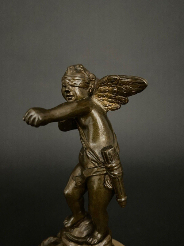 Bronzestatuette des Amors aus dem 19. Jahrhundert auf Onyxsockel