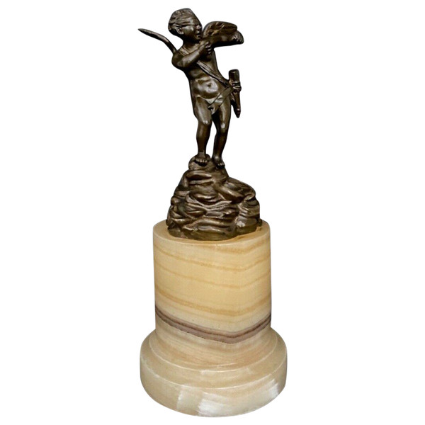 Bronzestatuette des Amors aus dem 19. Jahrhundert auf Onyxsockel