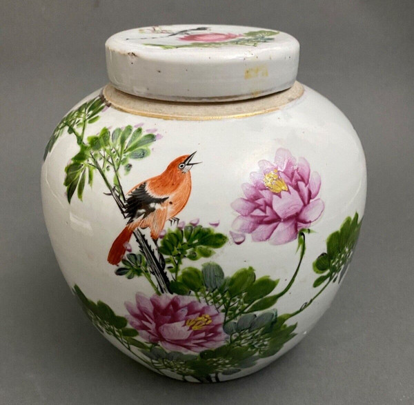 Vaso coperto in porcellana cinese del XX secolo con segni di decorazione di uccelli