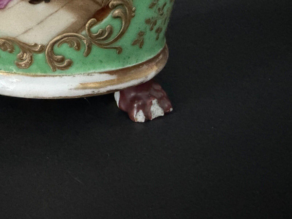 Cache-pot époque Louis-Philippe décor romantique XIXe fond vert