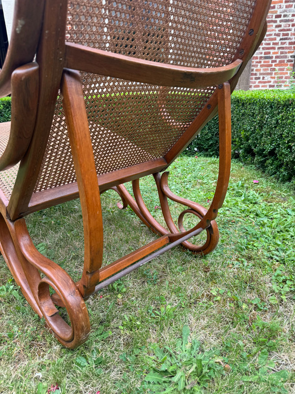 1900 FOLDING LOUNGE CHAIR MODEL ATTRIBUTED TO THONET