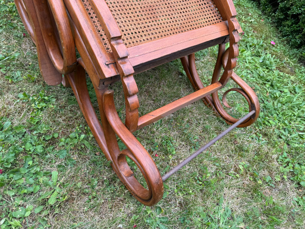 1900 FOLDING LOUNGE CHAIR MODEL ATTRIBUTED TO THONET