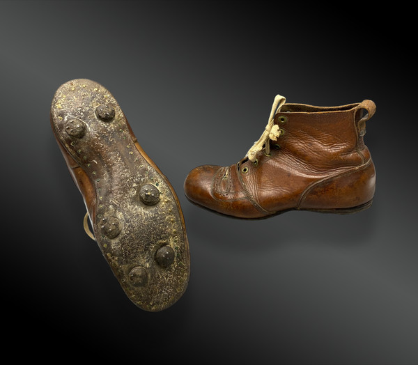 Paire de chaussures en cuir à crampons pour adulte (football). Circa 1920