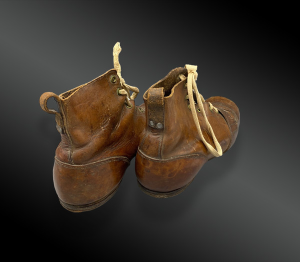 Paire de chaussures en cuir à crampons pour adulte (football). Circa 1920