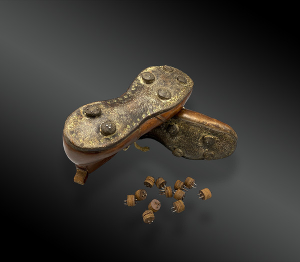 Paire de chaussures en cuir à crampons pour adulte (football). Circa 1920