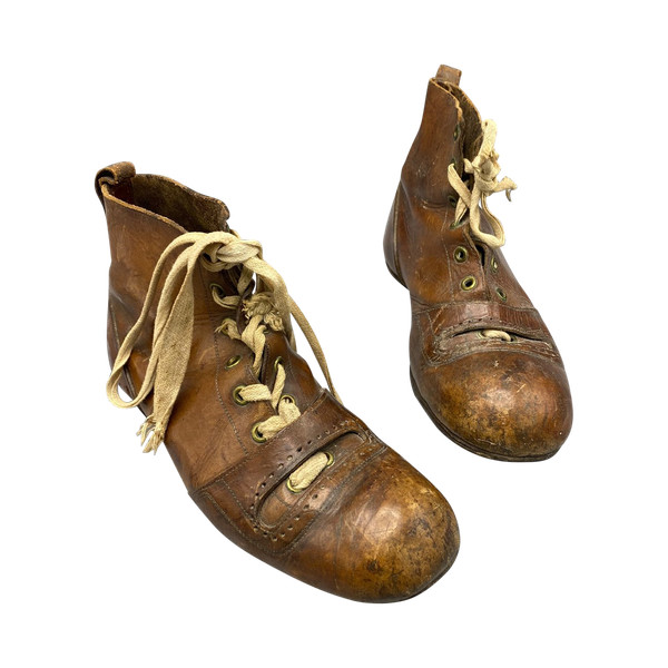 Paire de chaussures en cuir à crampons pour adulte (football). Circa 1920