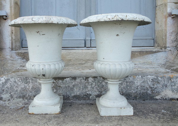 Pair of large Medici cast iron garden ornamental vases, 19th century - 51.5cm