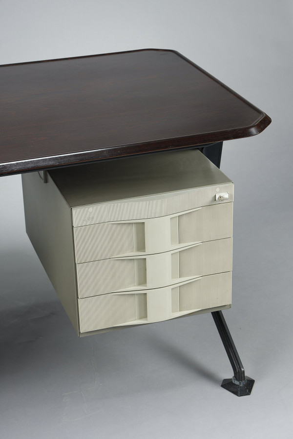 Grande scrivania “ARCO” per Olivetti di BBPR