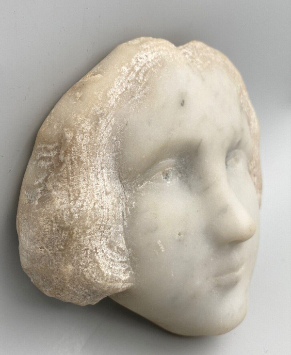 Head of a young girl in marble in the style of the Haute Époque 20th century sculpture