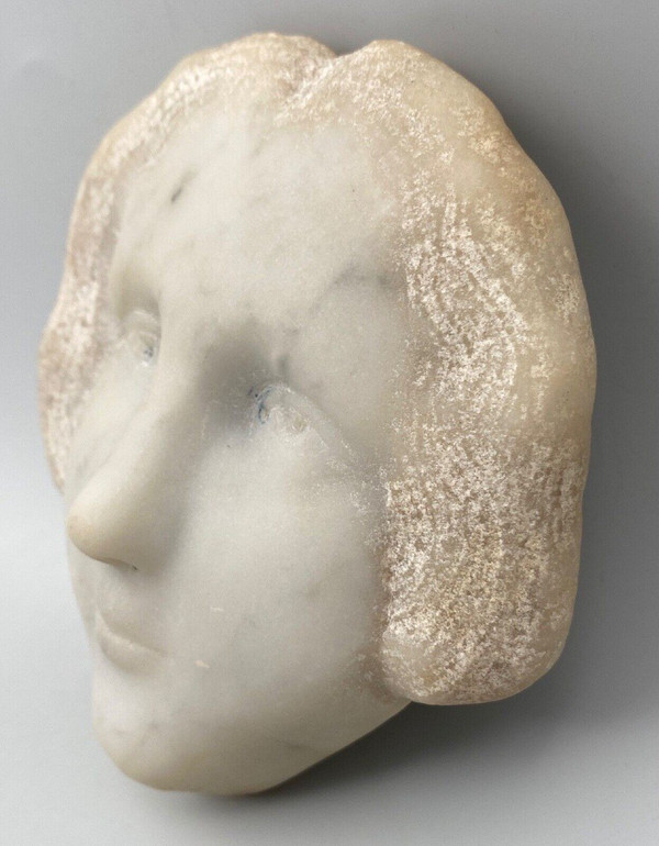 Head of a young girl in marble in the style of the Haute Époque 20th century sculpture