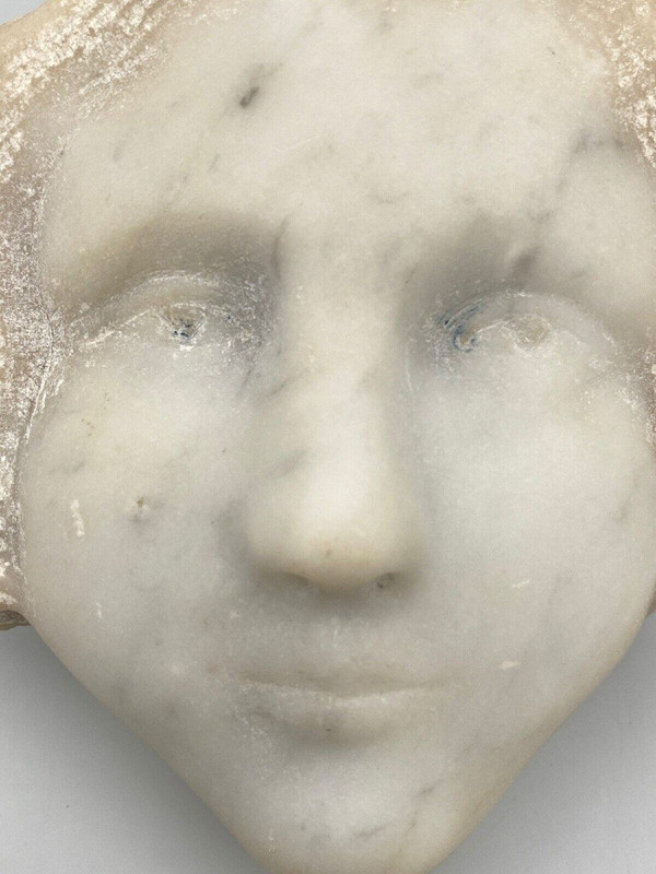 Head of a young girl in marble in the style of the Haute Époque 20th century sculpture