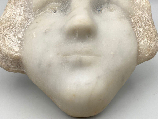 Head of a young girl in marble in the style of the Haute Époque 20th century sculpture