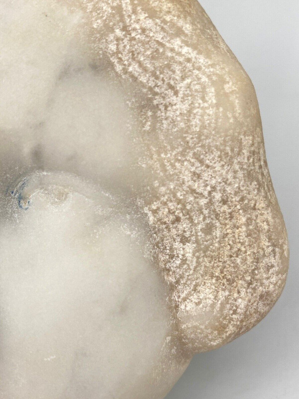 Head of a young girl in marble in the style of the Haute Époque 20th century sculpture