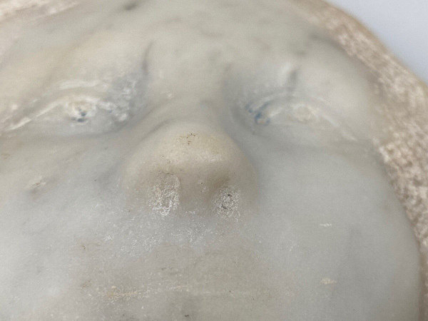 Head of a young girl in marble in the style of the Haute Époque 20th century sculpture