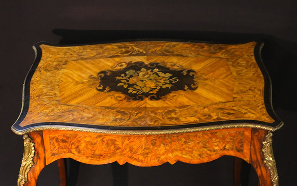 Table marquetée Napoléon III XIXème siècle 