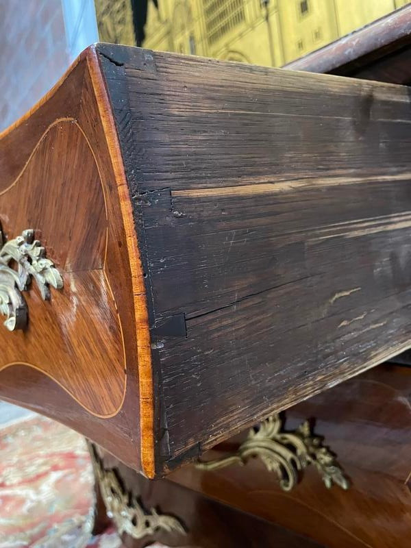 Kommode mit Intarsien im Louis-XV-Stil