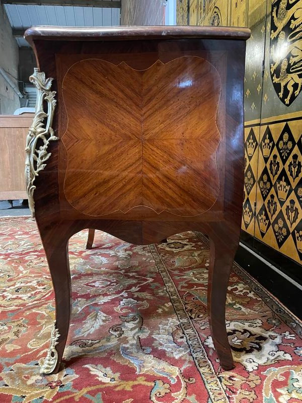 Kommode mit Intarsien im Louis-XV-Stil