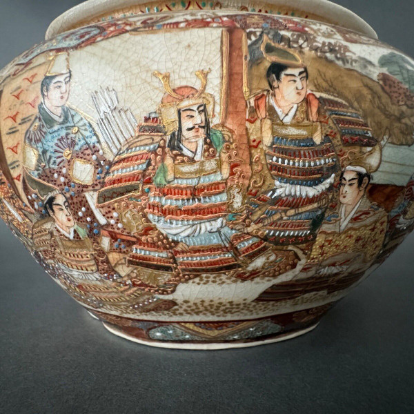 Fioriera Satsuma con disegno di guerriero, firma rossa, inizio XX secolo