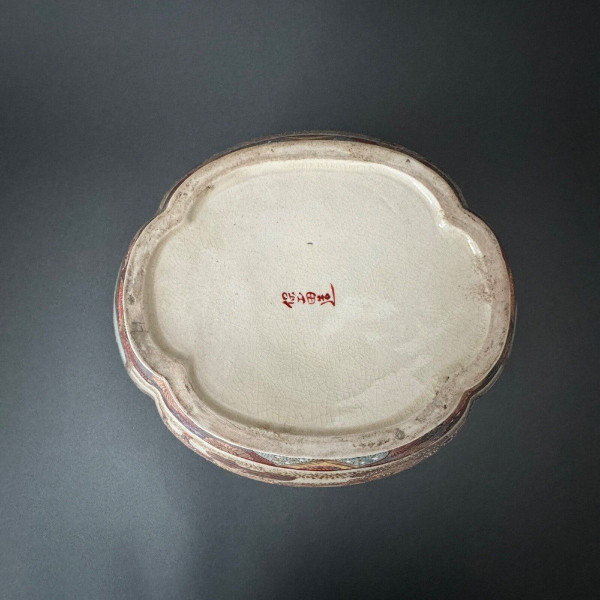 Fioriera Satsuma con disegno di guerriero, firma rossa, inizio XX secolo